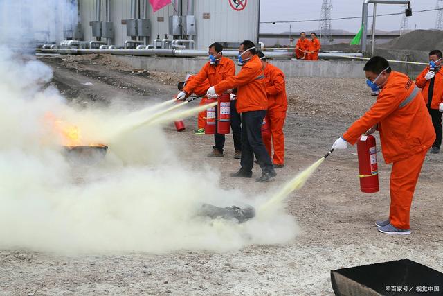 恐怖如斯！員工救火用嘴吹，造成19人死亡，工廠被吹倒閉